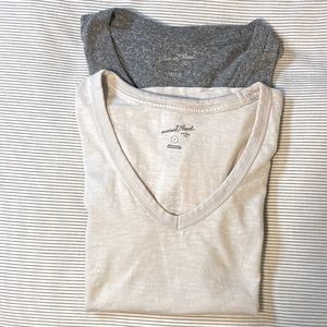 Bundle of v neck t shirts short sleeve